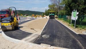 ASFALTIRANJE PRI OŠ CERKNICA 01 FOTO MARKO RUPAR